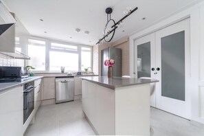 Leilighet | Eget kjøkken | Spisebord