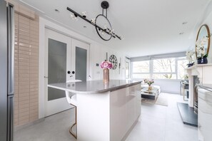 Apartment | Private kitchen | Dining tables - Excellent 3-bed Flat In Elephant Castle (London)