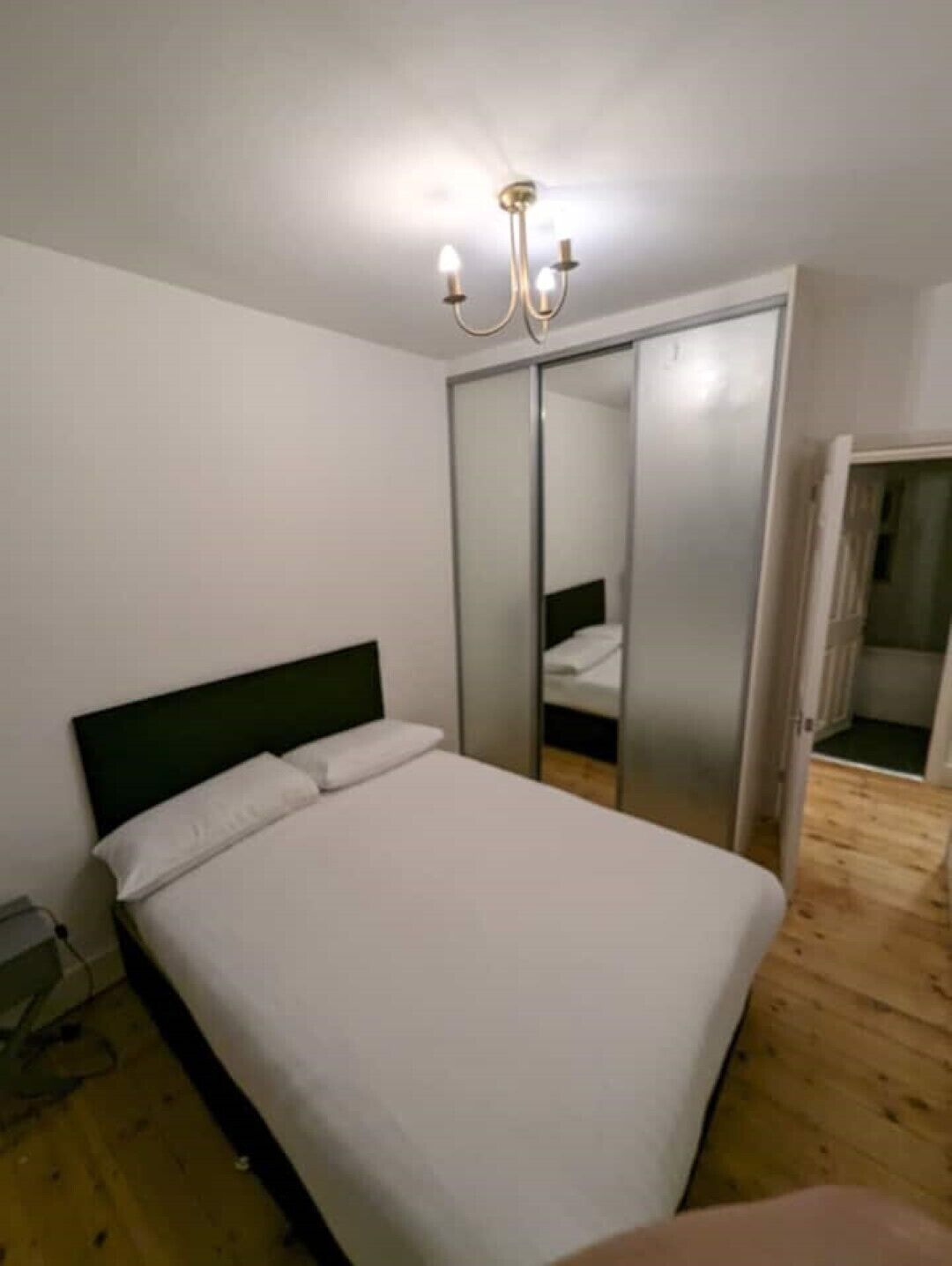 2 bedrooms, desk, iron/ironing board, WiFi