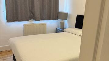 2 Schlafzimmer, Schreibtisch, BĂŒgeleisen/BĂŒgelbrett, WLAN