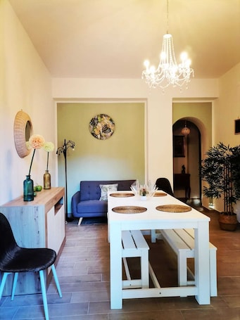 Dining. The Green Arch, located in the center of the seaside village of San Nicola l'Arena
