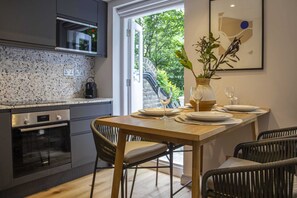Appartamento Basic | Cucina privata | Frigorifero, microonde, forno, piano cottura