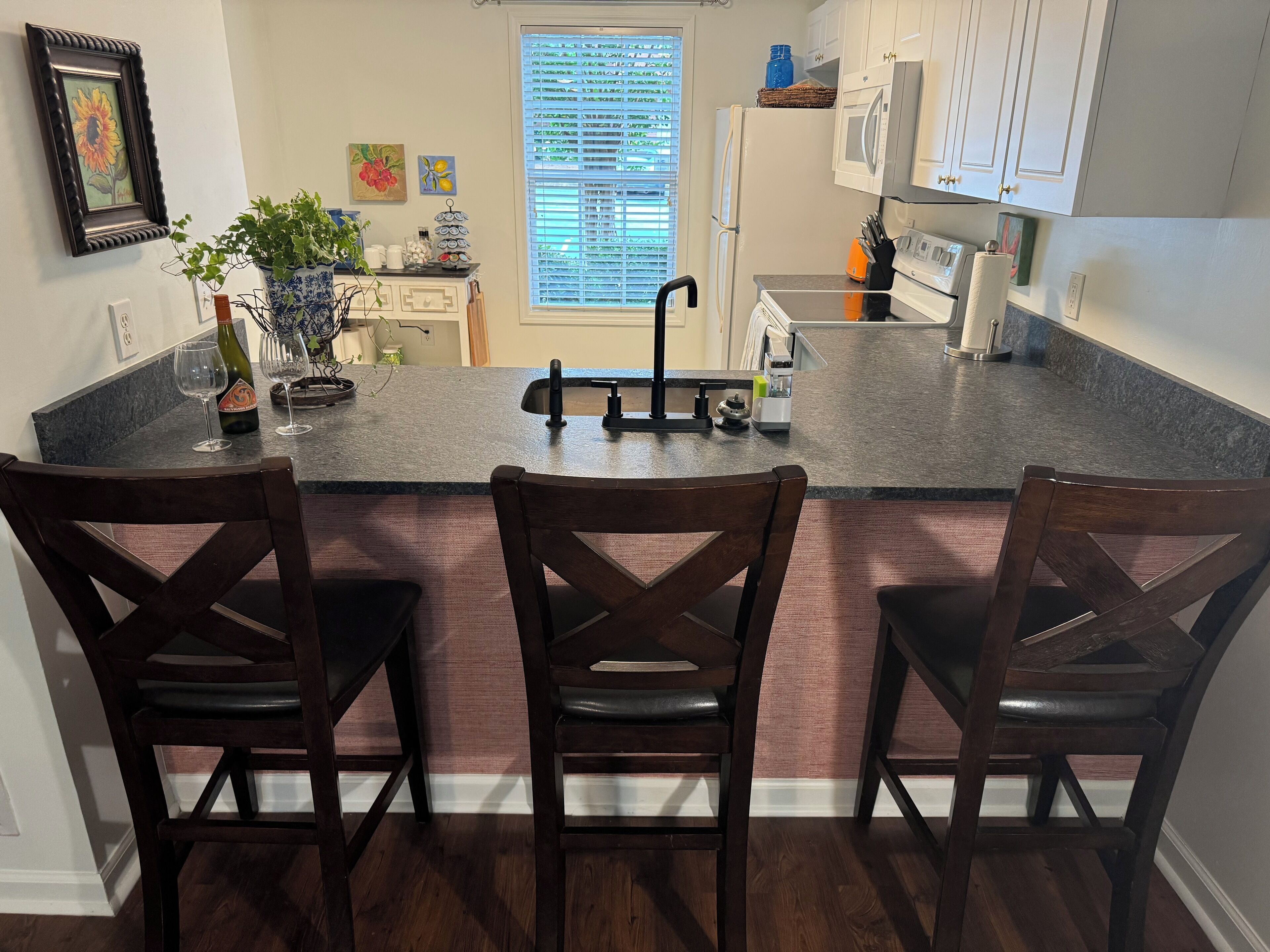 Jääkaappi, mikroaaltouuni, uuni, liesi