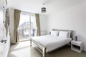 Apartament bàsic | 1 dormitori, escriptori i espai de treball apte per a portàtils