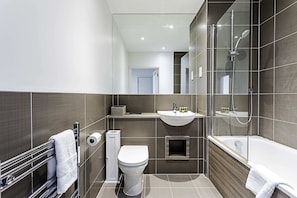 Apartament bàsic | Bany | Banyera, assecador de cabells, tovalloles i sabó