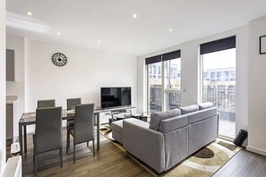 Basic-Apartment | Wohnbereich | Fernseher