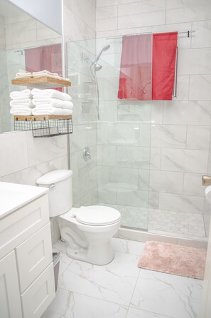 Haartrockner, Handtücher, Seife, Toilettenpapier