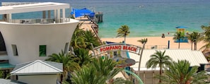 Sur la plage, chaise longue, serviettes de plage