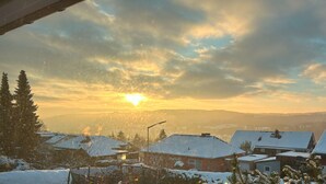 Ein Wohngebiet mit schneebedeckten Häusern und blauem Himmel.