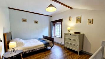 3 Schlafzimmer, Schreibtisch, Bügeleisen/Bügelbrett, Reisekinderbett