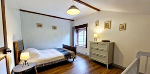 3 slaapkamers, een bureau, een strijkplank/strijkijzer, reisbedje