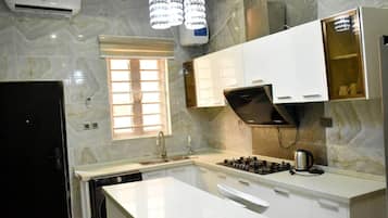 Casa | Cocina privada | Refrigerador, microondas, horno y parrilla de estufa