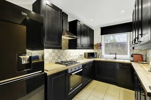 Basic Apartment | Private kitchen | Fridge, microwave, oven, stovetop - Charming Centrally Located Wimbledon Flat (London)