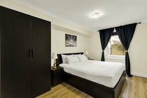 Apartamento básico | 2 quartos, escrivaninha, espaço de trabalho para notebook