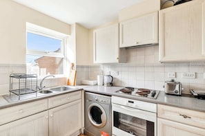 Standard Apartment | Private kitchen | Fridge, microwave, oven, stovetop - Cosy Home in Calm Residence (London)
