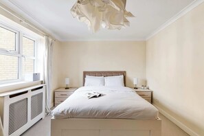 Standard Apartment | 1 bedroom, laptop workspace, iron/ironing board, bed sheets - Cosy Home in Calm Residence (London)