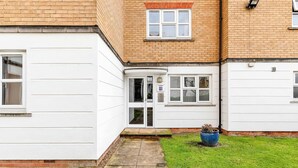 Unclassified image, 2 of 25, button - Cosy Home in Calm Residence (London)