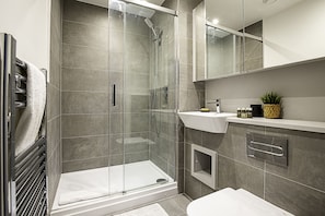 Basic Apartment | Bathroom | Hair dryer, towels, soap, shampoo - Charming West London Nest (London)