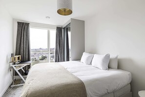 Apartamento básico | 2 dormitorios, espacio para trabajar con un portátil, ropa de cama