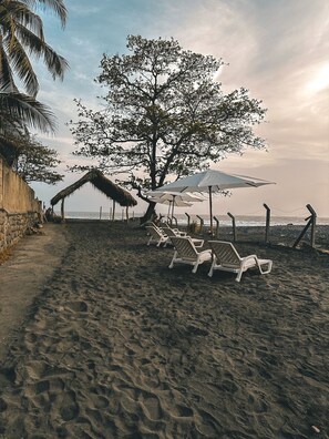 Plage à proximité, chaises longues, serviettes de plage