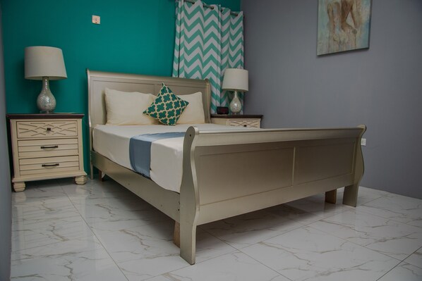 5 chambres, coffres-forts dans les chambres, fer et planche à repasser