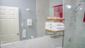 Haartrockner, Handtücher, Seife, Toilettenpapier