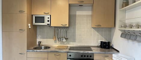 Frigorifero, microonde, forno, piano cottura