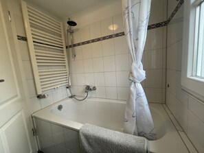 Serviettes fournies, savon, papier toilette