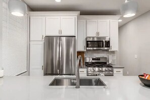 Frigorífico, microondas, horno y placa de cocina