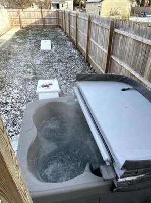 Outdoor spa tub - Entire Complex/ 2 homes side by side! (Columbus)