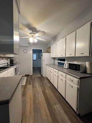 Fridge, microwave, oven, stovetop - SKI - Snowmobile - Pet Friendly - trailer parking - 5 mins to Crystal - WIFI (Copemish)