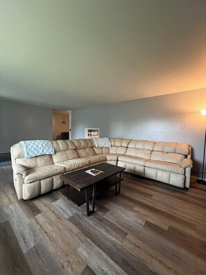 Smart TV - SKI - Snowmobile - Pet Friendly - trailer parking - 5 mins to Crystal - WIFI (Copemish)