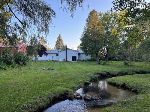 SKI - Snowmobile - Pet Friendly - trailer parking - 5 mins to Crystal - WIFI