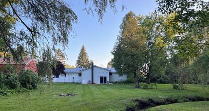 SKI - Snowmobile - Pet Friendly - trailer parking - 5 mins to Crystal - WIFI