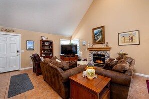 TV, fireplace - Beach Nest in beautiful Pacific City (Cloverdale)