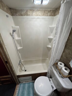 Haartrockner, Handtücher, Seife, Toilettenpapier