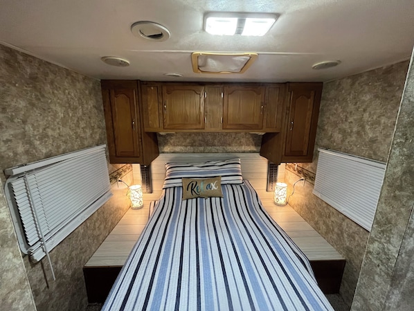 1 bedroom, bed sheets