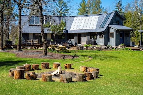 11 Beds Sleeps 20+. Pets OK. 4 Bedrooms, Bonus Room, Bunk House, Pool Table