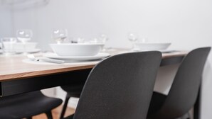 A dining table with white plates, bowls, and cutlery. - Italianway Easy - Farini 2 (Milano)