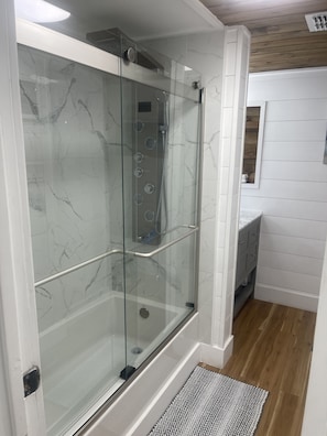 Regadera, amenidades de baño gratuitas, secadora de cabello, toallas