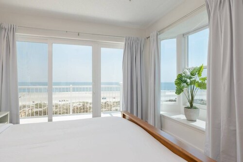 Be a Nomad | Stunning Oceanfront 7-bedroom Home