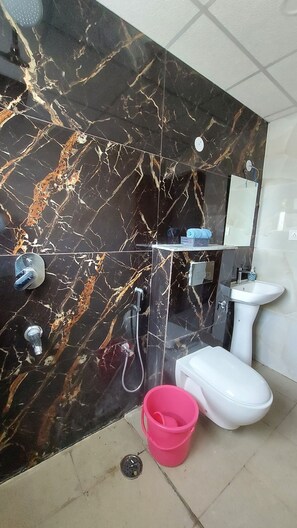 Douche, articles de toilette écologiques, sèche-cheveux, bidet