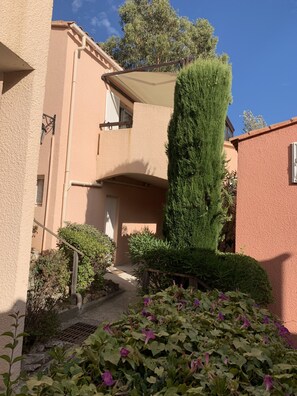 Exterior detail - Charmante Villa Dans Domaine Privé Verdoyant et Calme (Six-Fours-les-Plages)