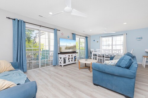 Private pool w/ heat available, hot tub, pet friendly, 1 minute walk to beach!