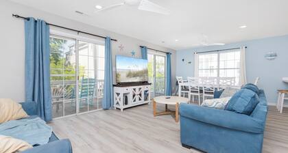 Private pool w/ heat available, hot tub, pet friendly, 1 minute walk to beach!