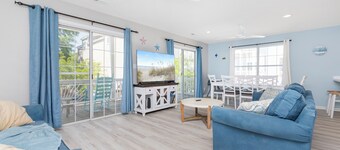 Private pool w/ heat available, hot tub, pet friendly, 1 minute walk to beach!