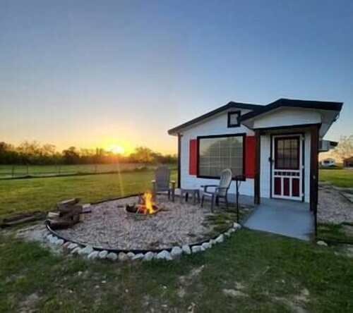 Cozy Cabin 5 min from Waco, 10 from Baylor, 15 from Silos
