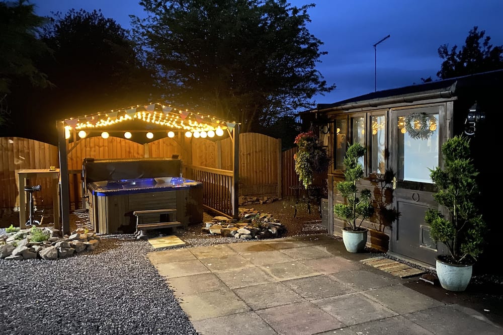 Little Orchard Stables is a Hot Tub getaway in beautiful Shropshire countryside