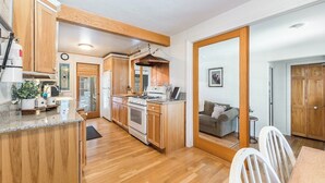 Coffee/tea maker, fridge, microwave, oven - Alpine Cottage Hideaway (Stateline)