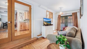TV, fireplace - Alpine Cottage Hideaway (Stateline)